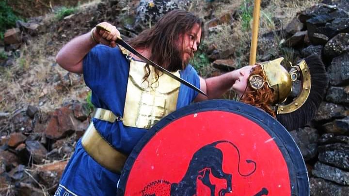c - La simulazione di un combattimento tra opliti
